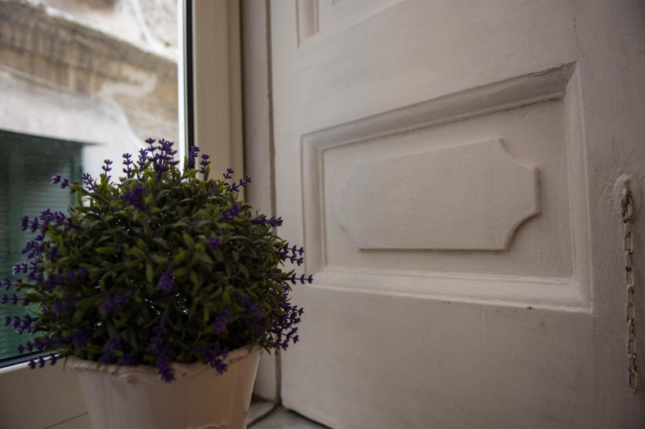 Rooms In San Domenico Maggiore 3 Νάπολη Εξωτερικό φωτογραφία